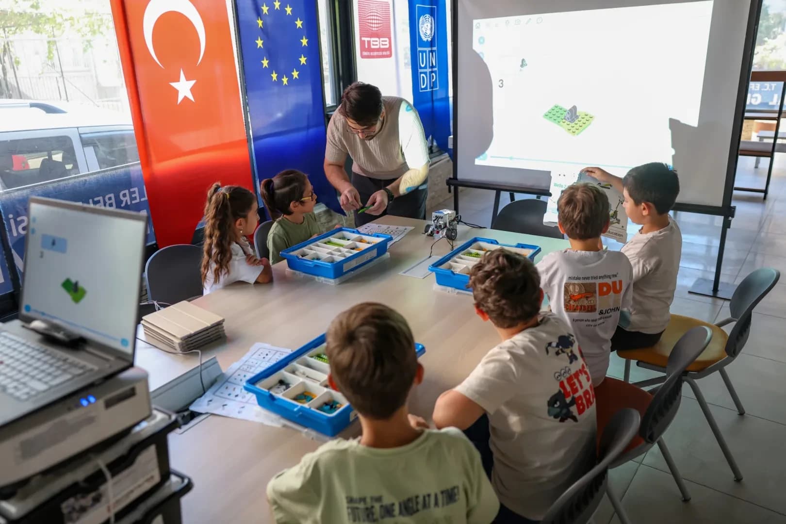 Efeler’de teknolojiye yön veren gençler Dijital Gençlik Merkezi’nde yetişiyor