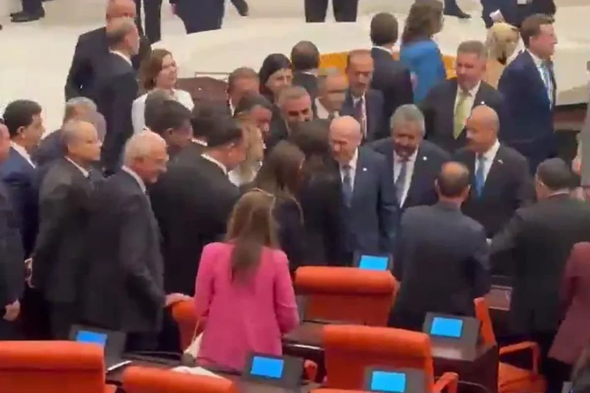 Çerçeve Yasa TBMM’de Kabul Edildi: Bahçeli’den DEM Parti Sıralarına Dikkat Çeken Ziyaret