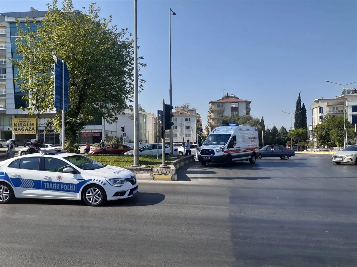 Aydın’da refüje çarpan otomobilin sürücüsü yaralandı
