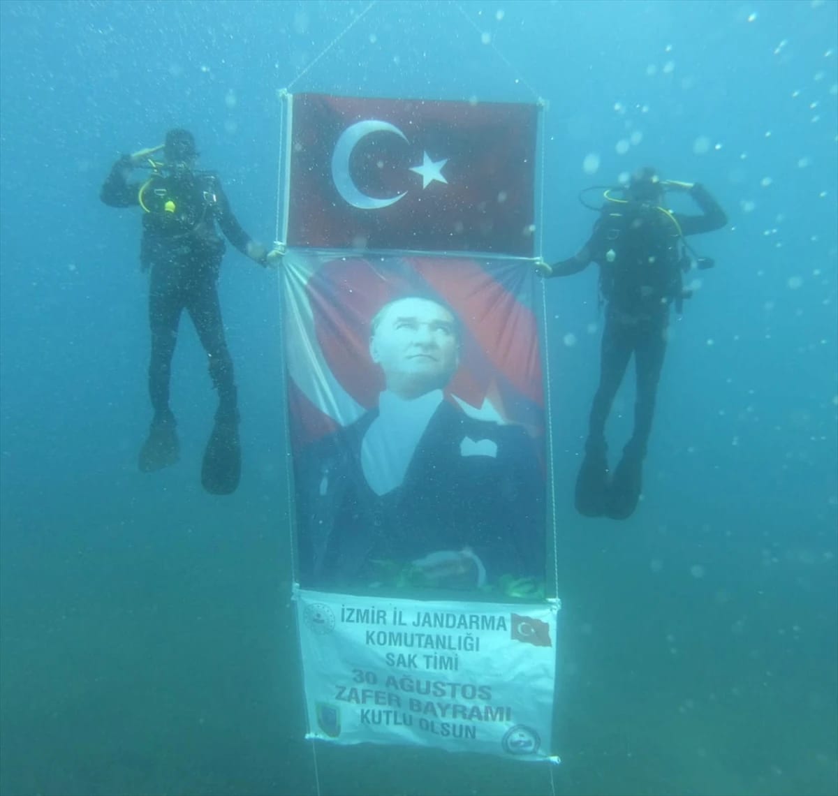 Jandarma SAK timi, 30 Ağustos Zafer Bayramı’nı su altında kutladı