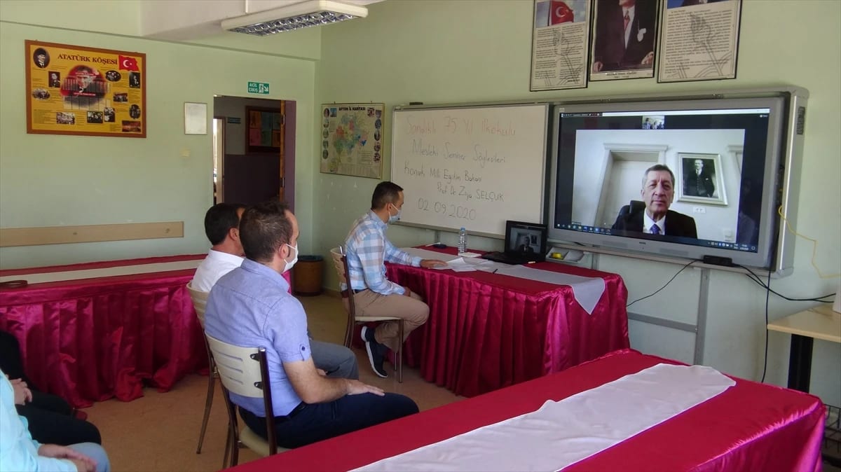Bakan Ziya Selçuk, Afyonkarahisar’daki bir okulda düzenlenen seminere, telekonferansla bağlandı