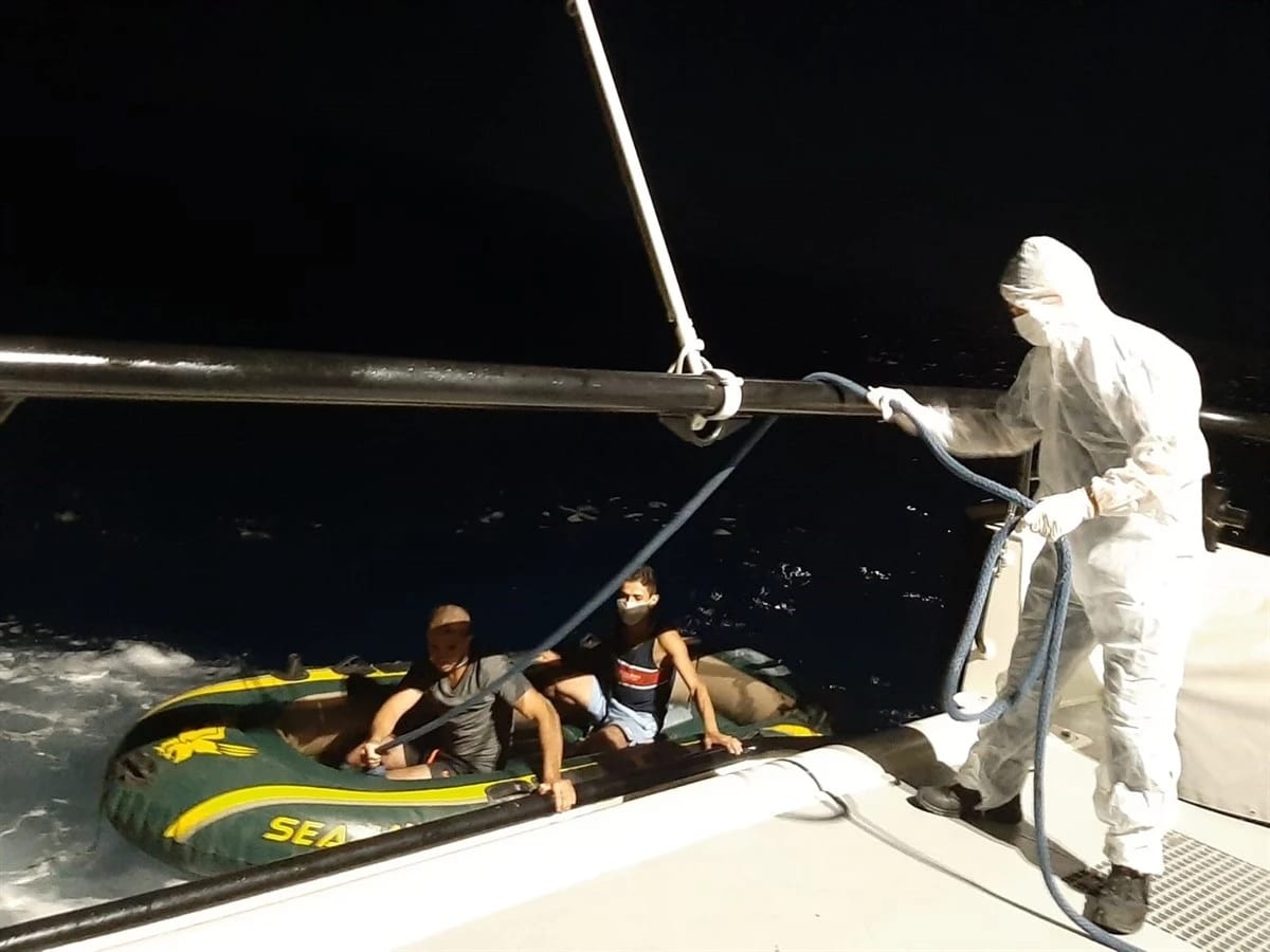 Muğla’da Türk kara sularına itilen 2 sığınmacı kurtarıldı
