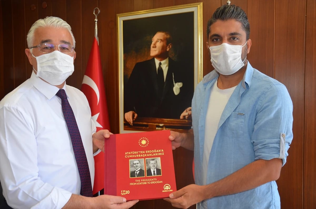 Aydın İl Emniyet Müdürü Ekici “Atatürk’ten Erdoğan’a Cumhurbaşkanlarımız” albümünü inceledi