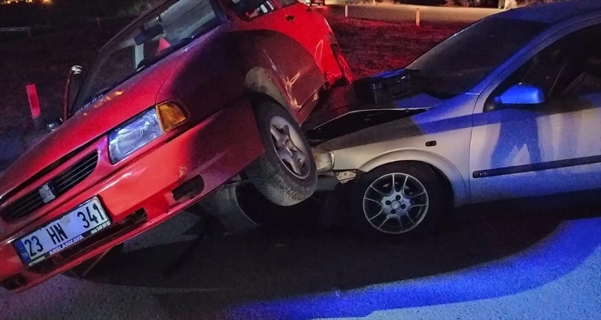 Aydın’da 2 otomobilin çarpışması sonucu 4 kişi yaralandı