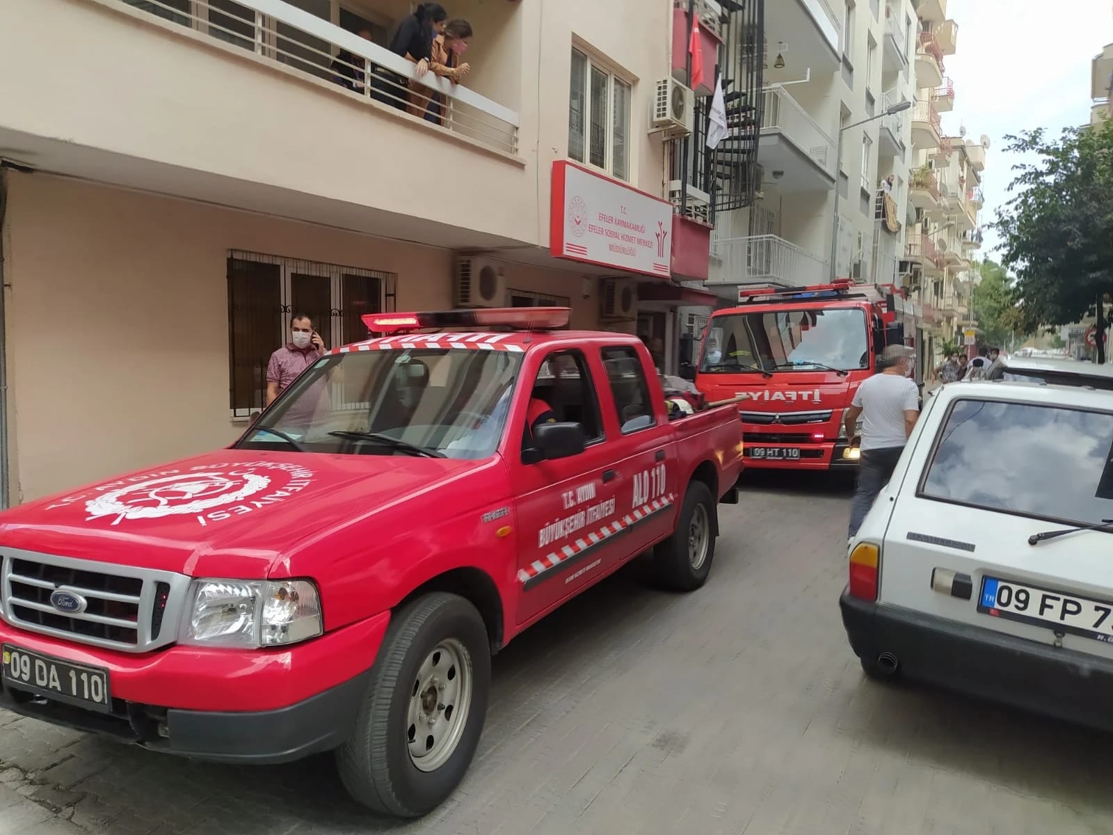 Yoğun dumanı gören itfaiyeyi aradı