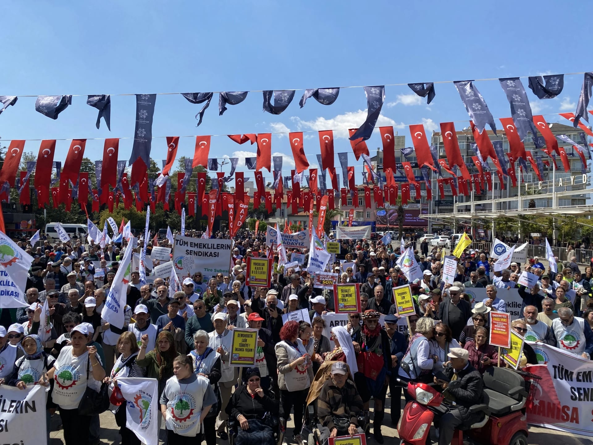 Aydın’da Emekliler Miting Düzenledi: “Bu Maaşlarla Yaşanmaz” Mesajı