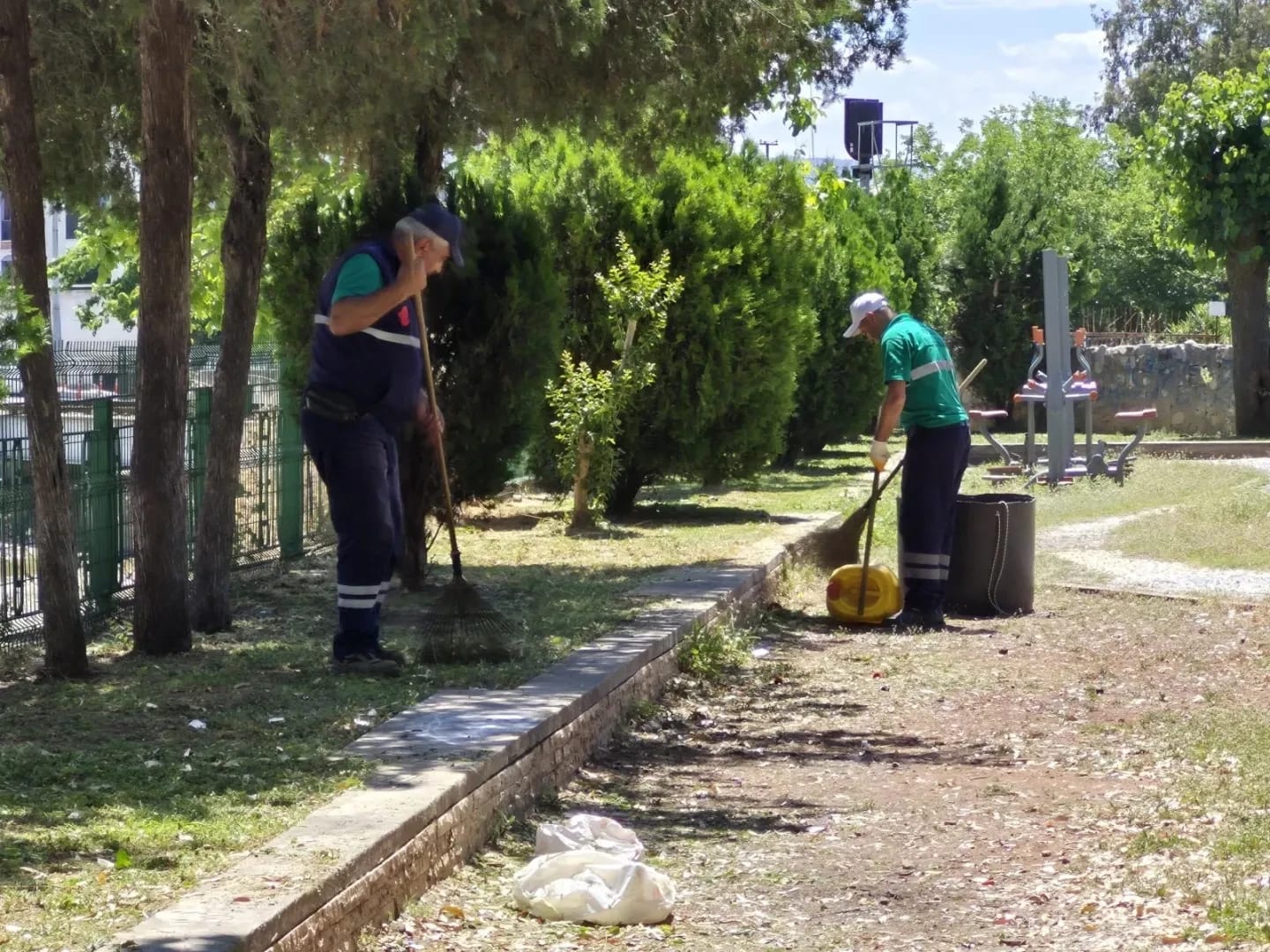 Efeler’de Park ve Yeşil Alan Çalışmaları Hız Kesmeden Sürüyor