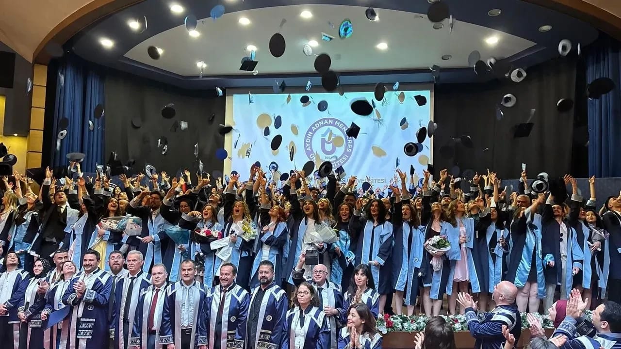 Aydın Adnan Menderes Üniversitesi İletişim Fakültesi Mezunlarını Törenle Uğurladı
