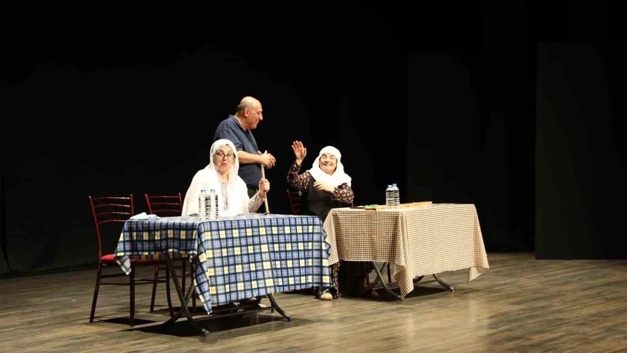 Aydın’da “Lokanta” Oyunu Tiyatroseverlerden Tam Not Aldı
