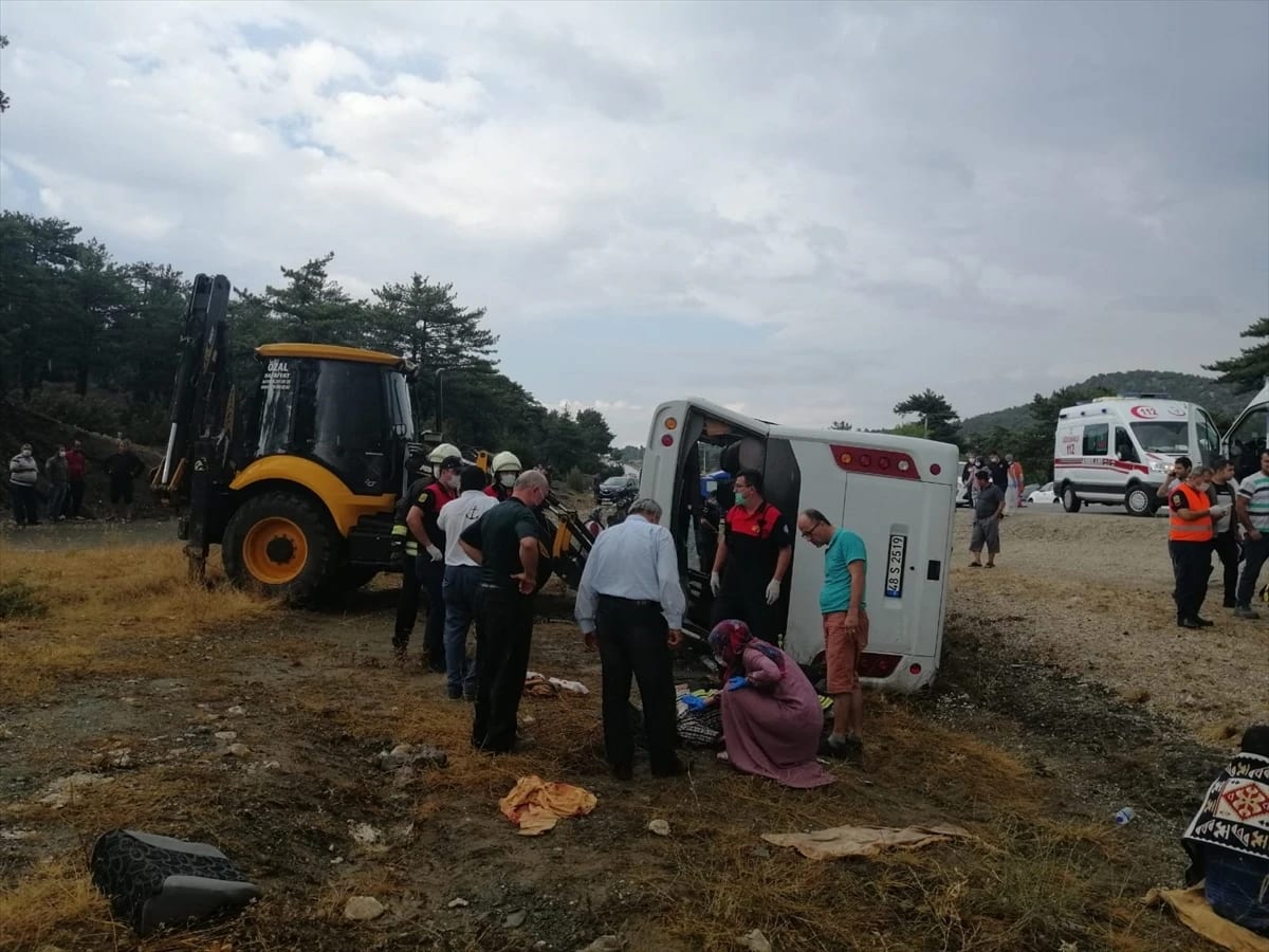 Muğla’da işçileri taşıyan midibüs şarampole devrildi: 2 ölü, 15 yaralı