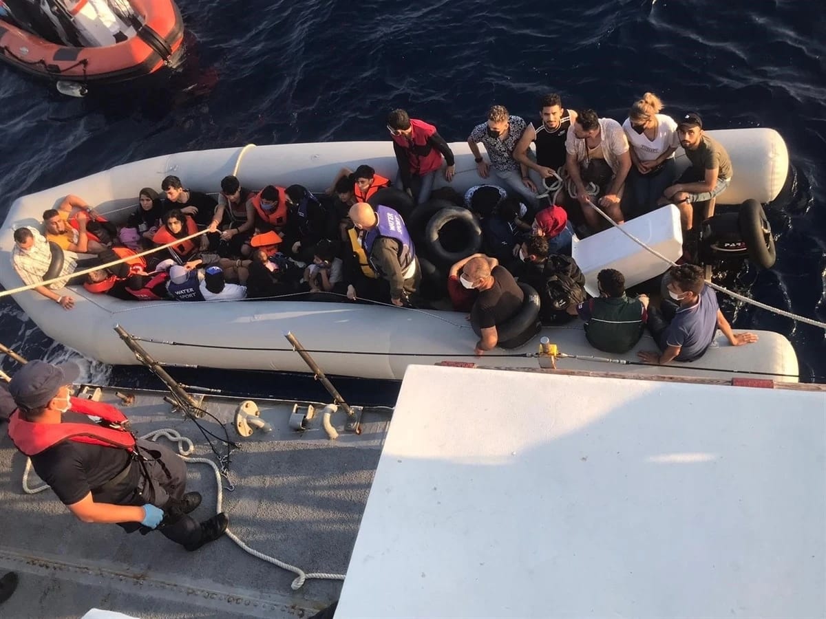 Muğla’da Türk kara sularına itilen 40 sığınmacı kurtarıldı