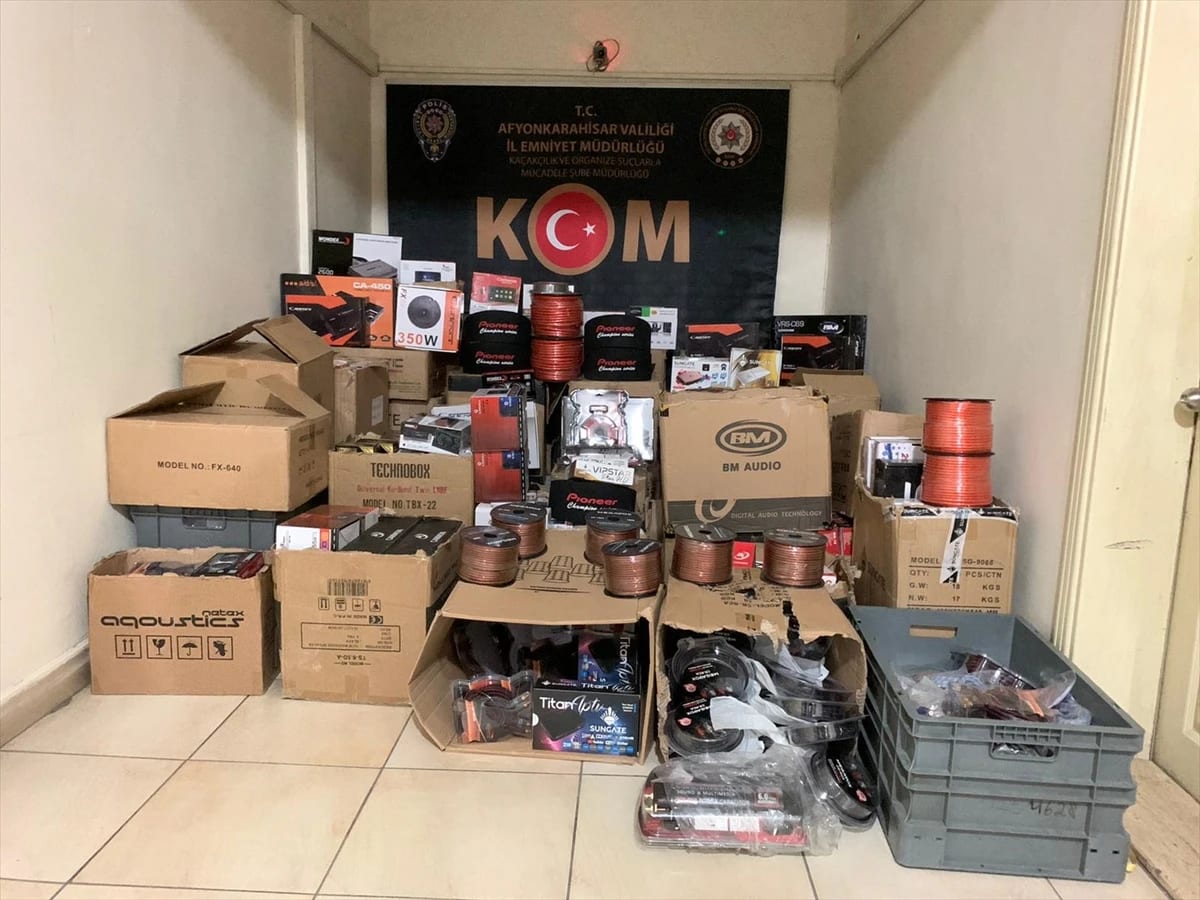 Afyonkarahisar’da kaçakçılık operasyonunda 2 zanlı yakalandı