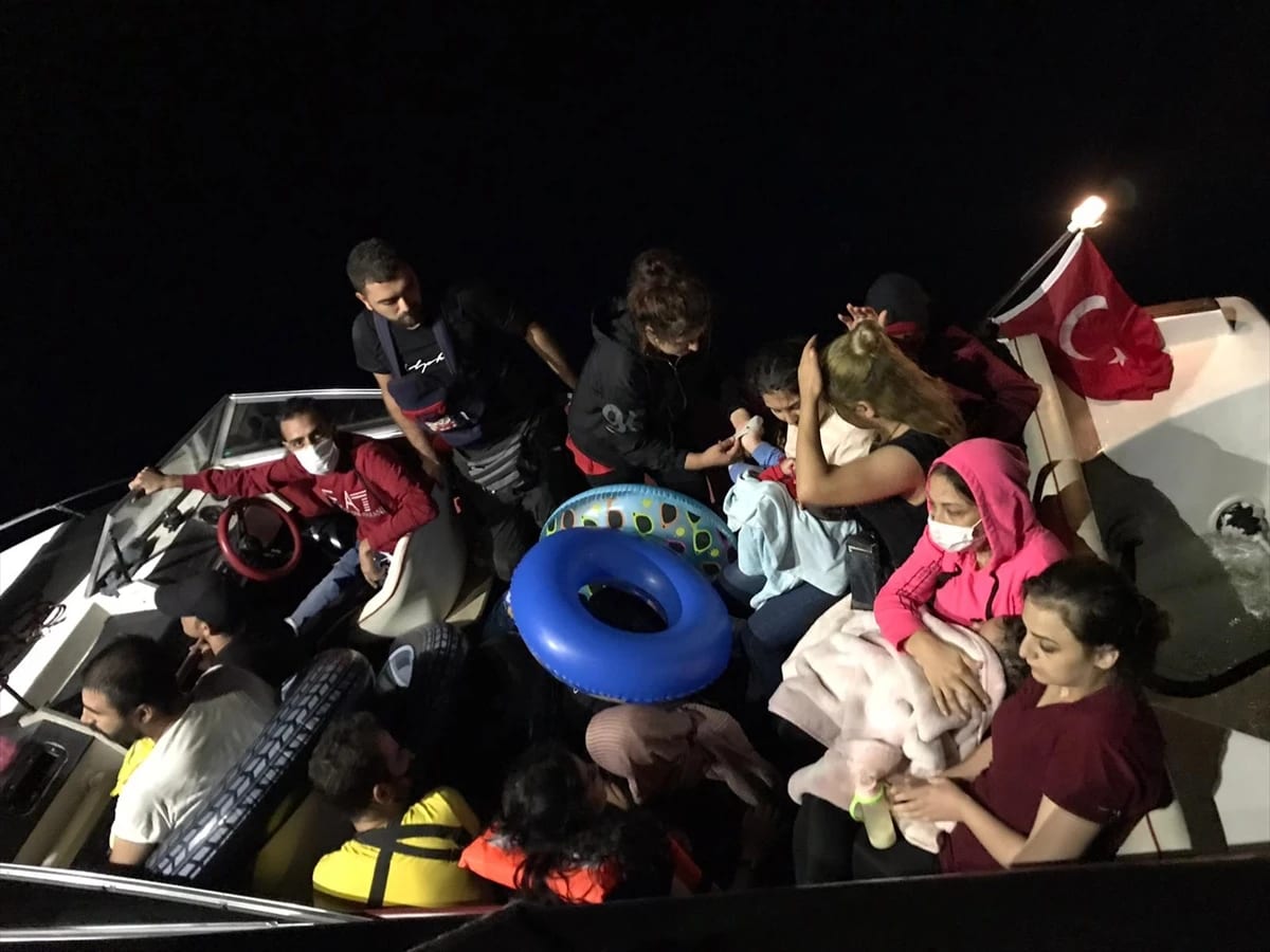 Marmaris’te Türk kara sularına itilen 19 sığınmacı kurtarıldı