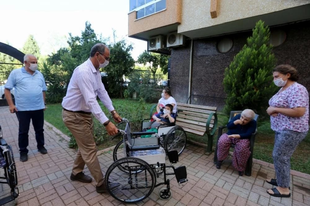 Engelli kardeşler tekerlekli sandalyelerine kavuştu