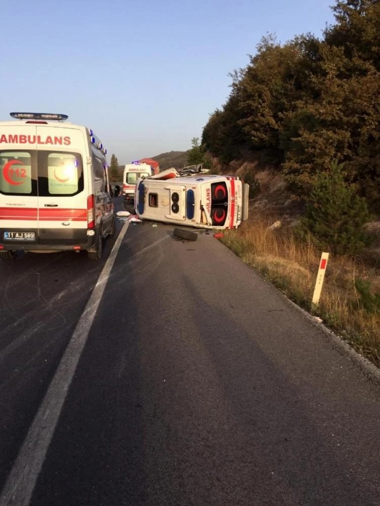 Özel ambulans takla attı 2 kişi yaralandı