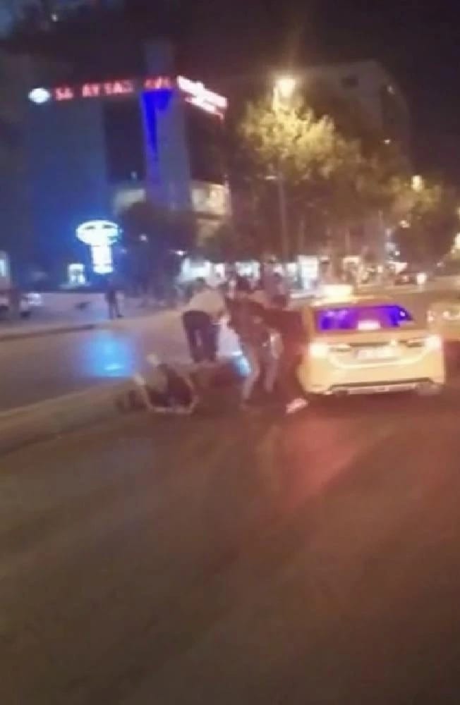(Özel) Yolu trafiğe kapatıp birbirlerine girdiler