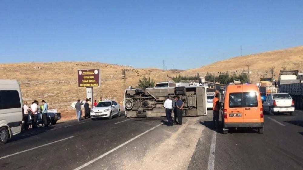 Şanlıurfa’da işçi servisi devrildi: 14 yaralı