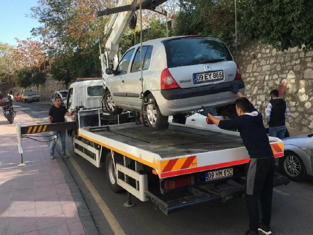 Trafik ekipleri 20 dakikada 12 sürücüye ceza kesti