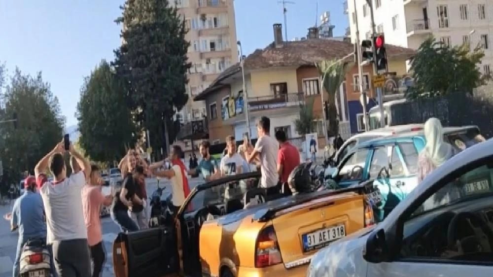 Trafikte asker eğlencesi yaptılar