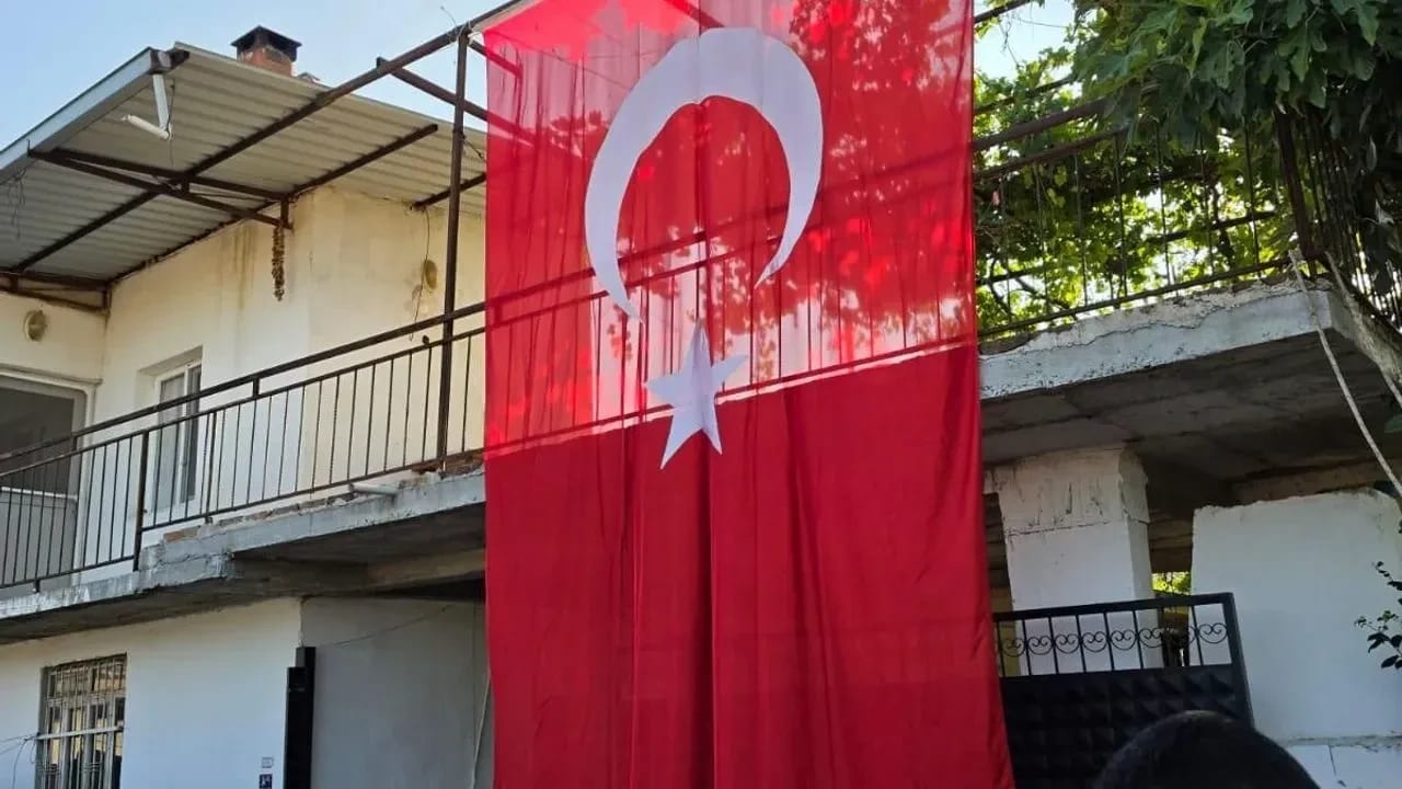 Şehit Polis Tayfun Baş’ın Baba Ocağına Türk Bayrağı Asıldı