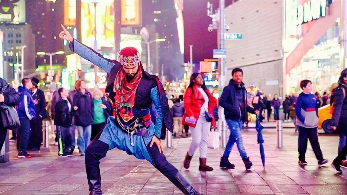 Amerika’da New York Times Meydanında Zeybek Oynayan Adam