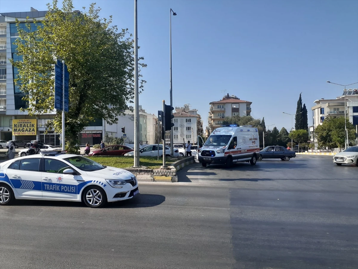 Aydın’da refüje çarpan otomobilin sürücüsü yaralandı