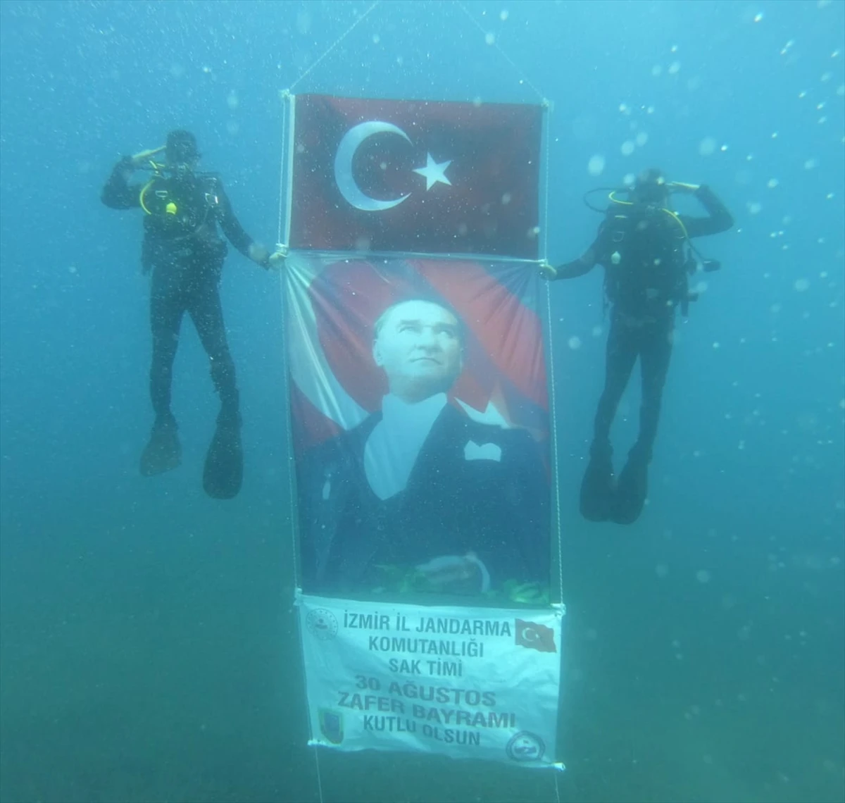 Jandarma SAK timi, 30 Ağustos Zafer Bayramı’nı su altında kutladı