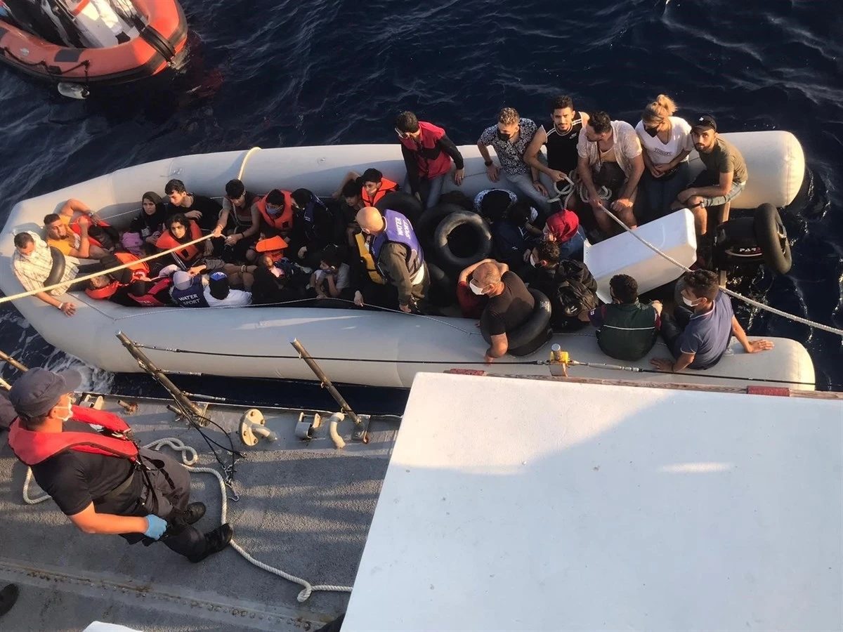 Muğla’da Türk kara sularına itilen 40 sığınmacı kurtarıldı