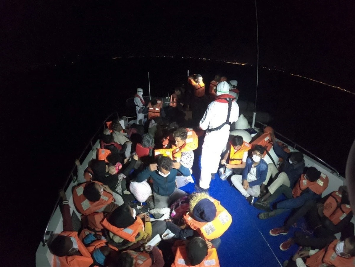 İzmir’de Türk kara sularına geri itilen 40 sığınmacı kurtarıldı