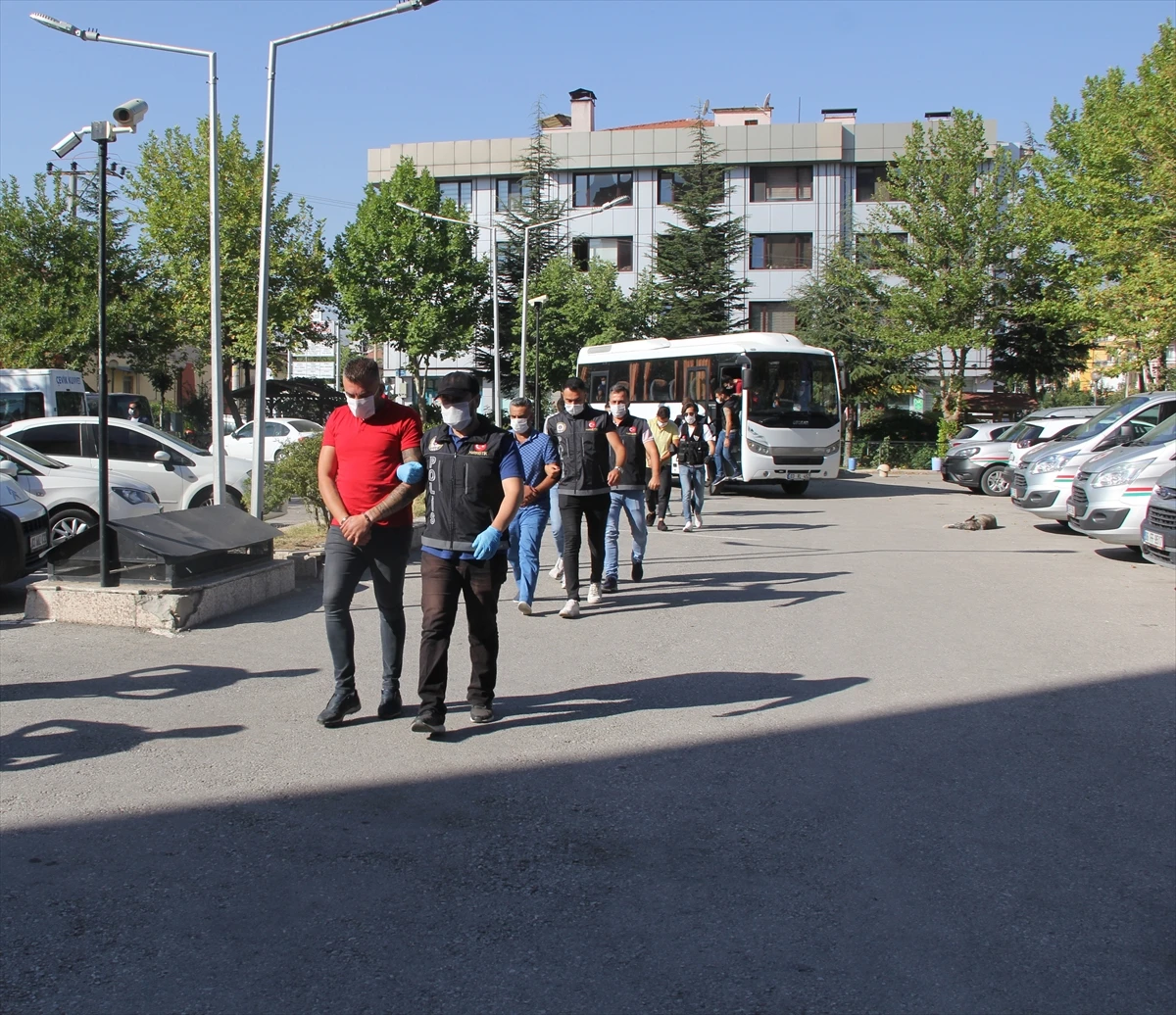 Uyuşturucu operasyonunda yakalanan 12 zanlı adliyeye sevk edildi