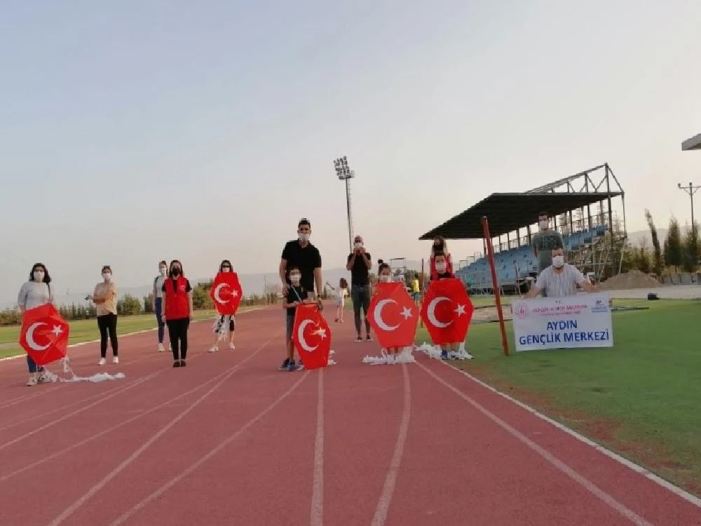 Ay Yıldızlı uçurtmalar gökyüzünde süzüldü