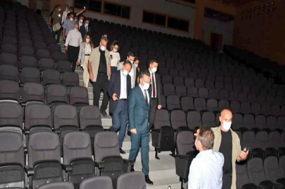 Aydın Valisi Aksoy, elektriği kesik olan kongre merkezinde inceleme yaptı