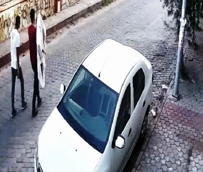 Çaldığı televizyonu yürüyerek götürdü