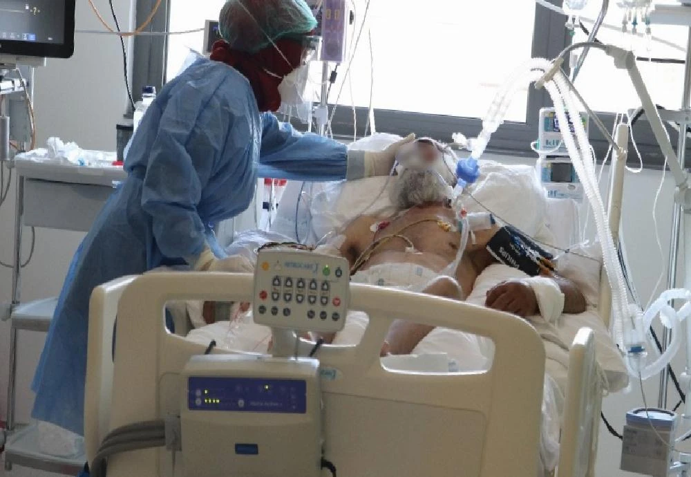 Covid-19 yoğun bakımında görev yapan doktorlar, gençleri uyardı