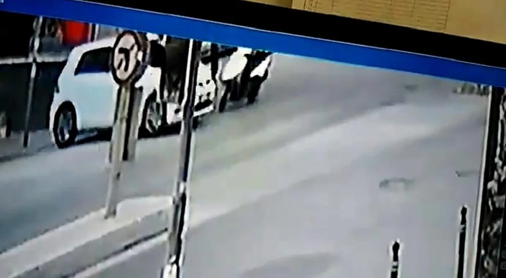 (Özel) Otomobille çarpışan motosiklet sürücüsü yerinden fırladı