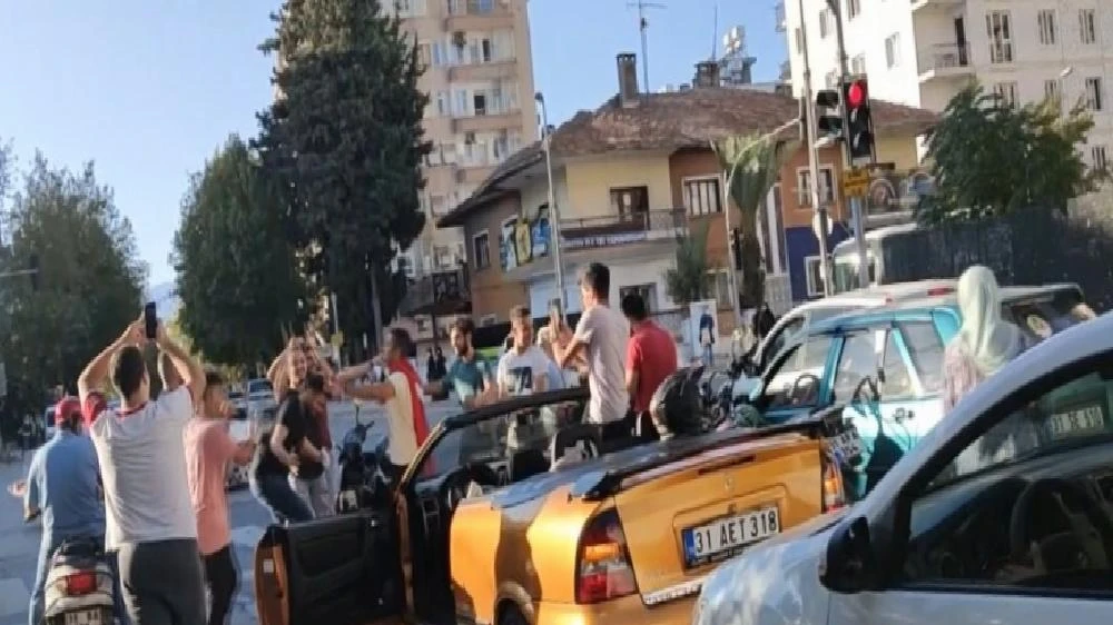 Trafikte asker eğlencesi yaptılar