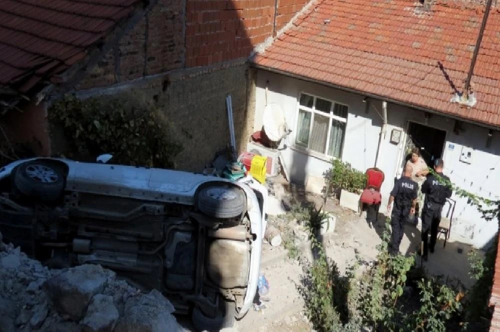 Virajı alamadı otomobiliyle evin bahçesine uçtu