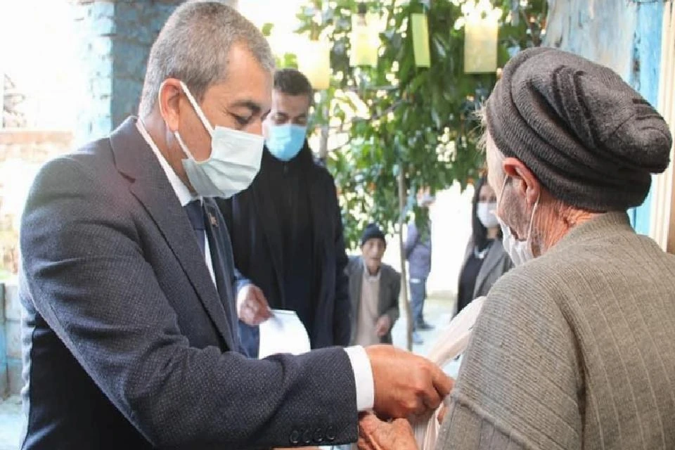 Koçarlı’da yaşlı çınarların yeni yıl yemekleri başkan Kaplan’dan