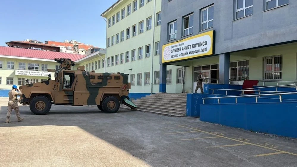 Şanlıurfa’da okulda silahlı saldırı: 16 kişi yaralandı, saldırgan yaşamını yitirdi