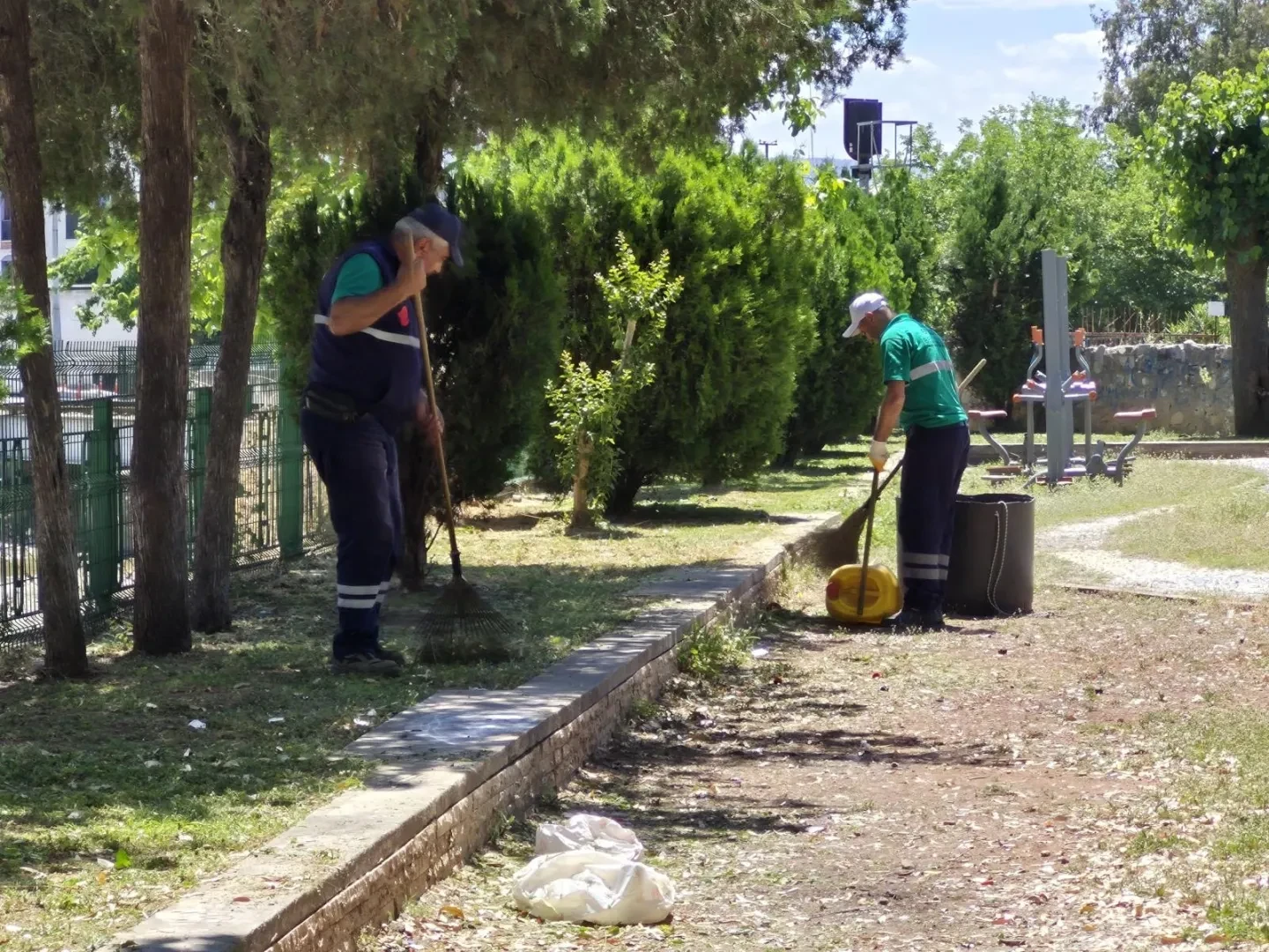 Efeler’de Park ve Yeşil Alan Çalışmaları Hız Kesmeden Sürüyor