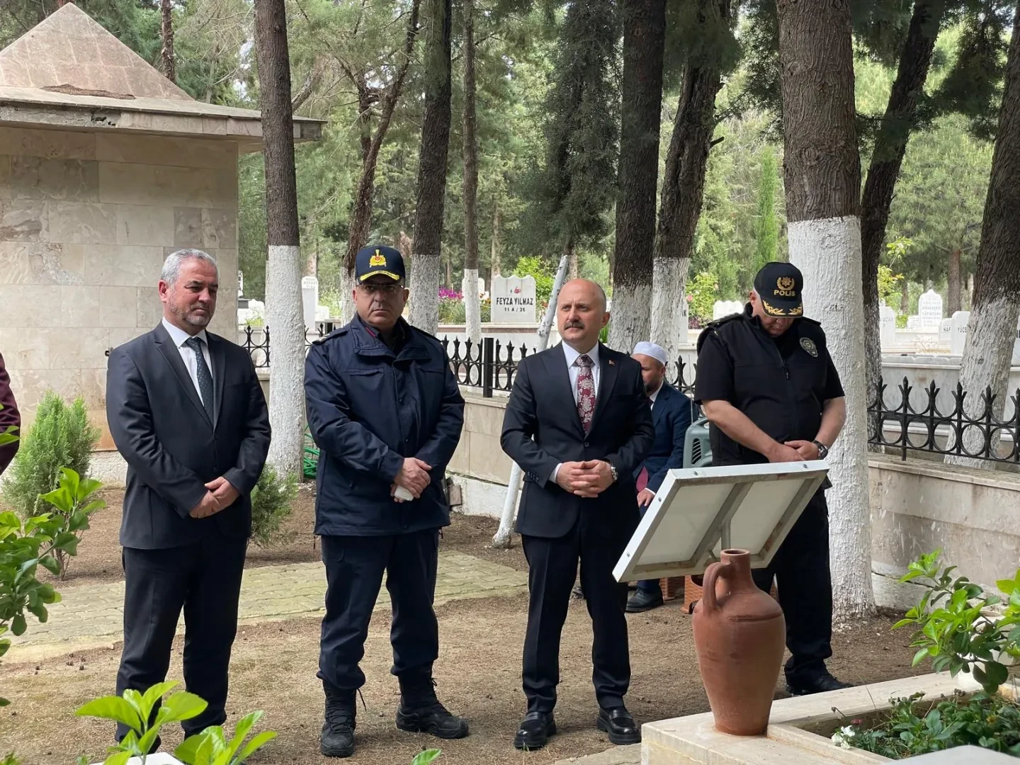 Göreve Başlayan Vali Varol Şehitlikleri Ziyaret Etti
