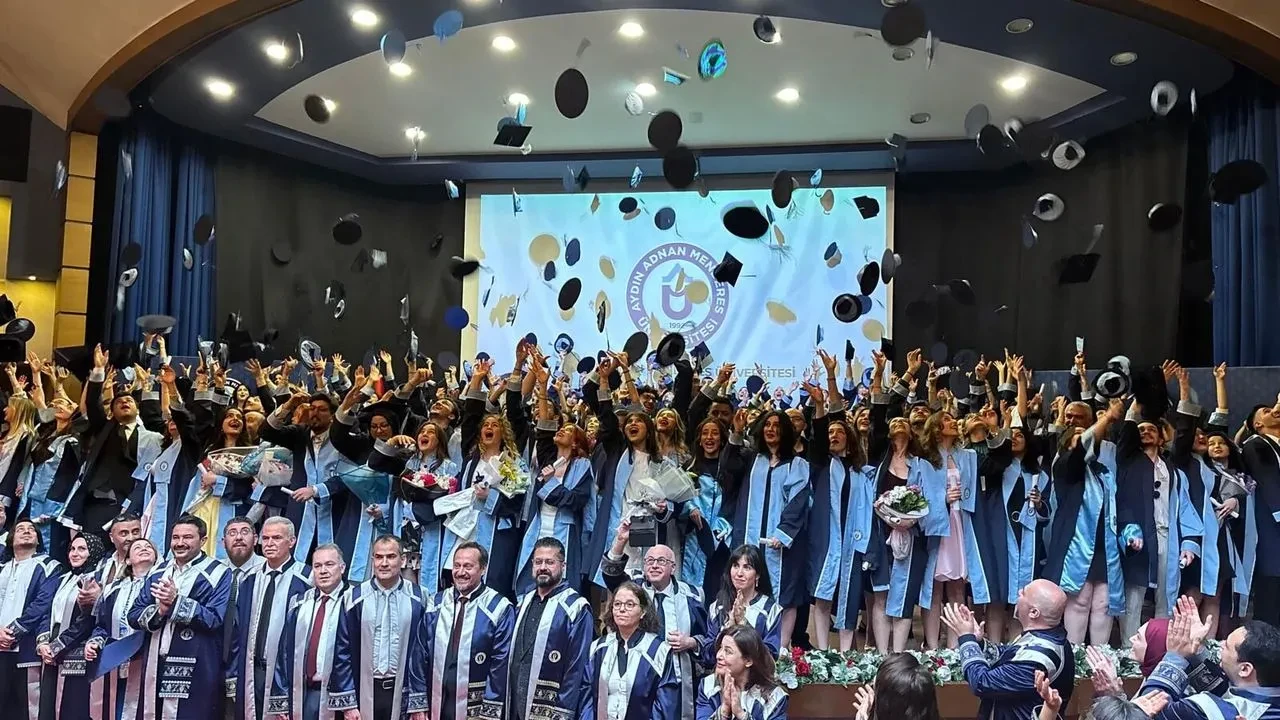 Aydın Adnan Menderes Üniversitesi İletişim Fakültesi Mezunlarını Törenle Uğurladı