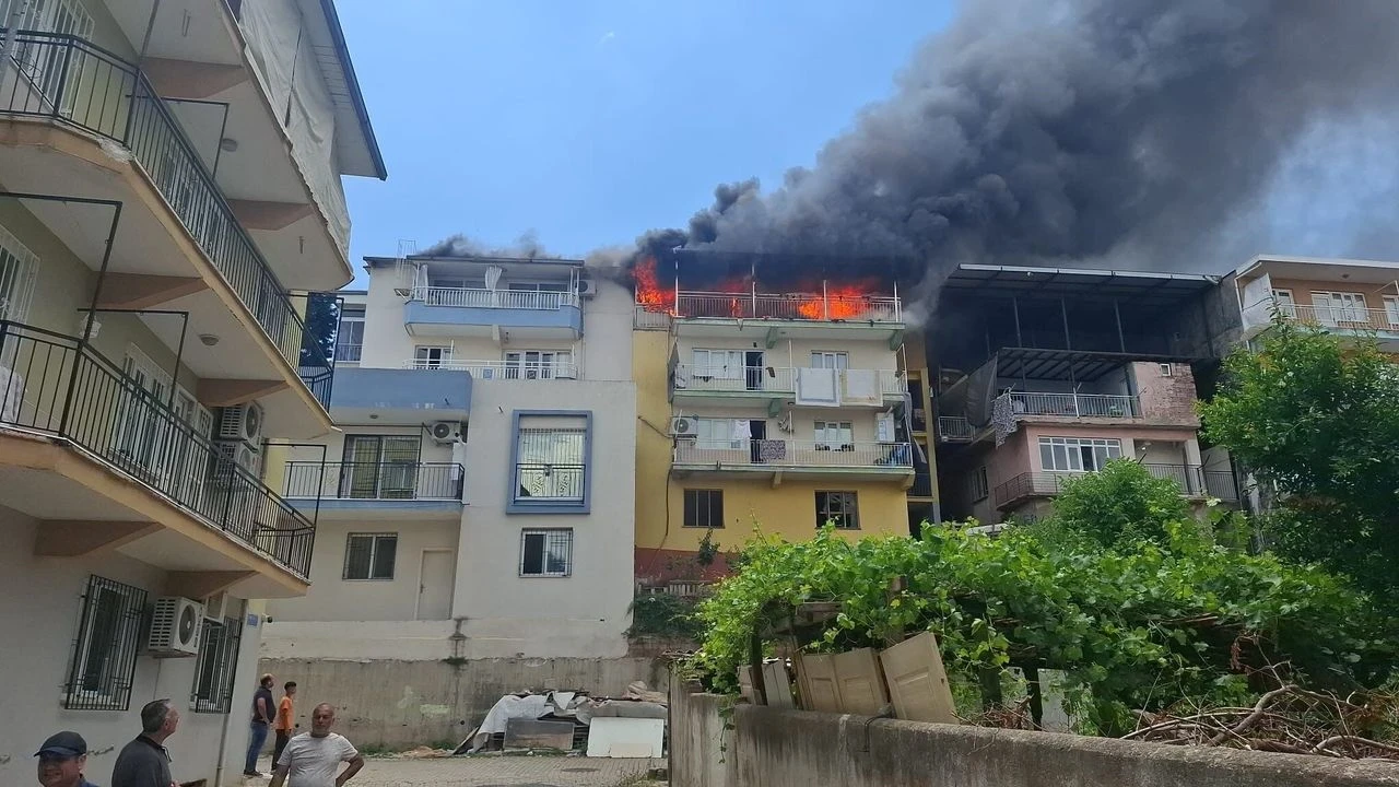 Efeler’de Çatı Yangını Paniğe Neden Oldu