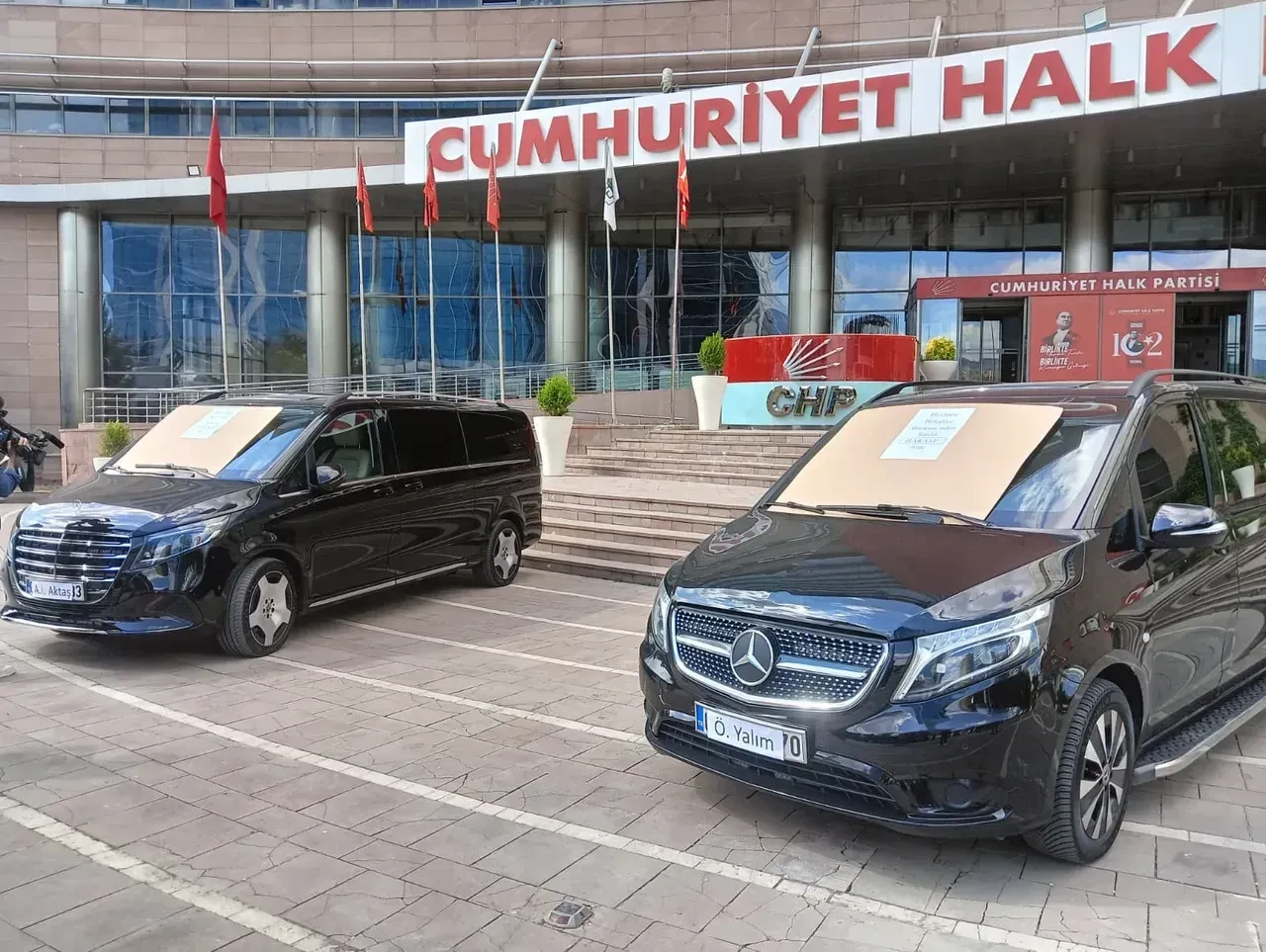 CHP Genel Merkezi Önünde “Satılık Haram Araç” Gerilimi