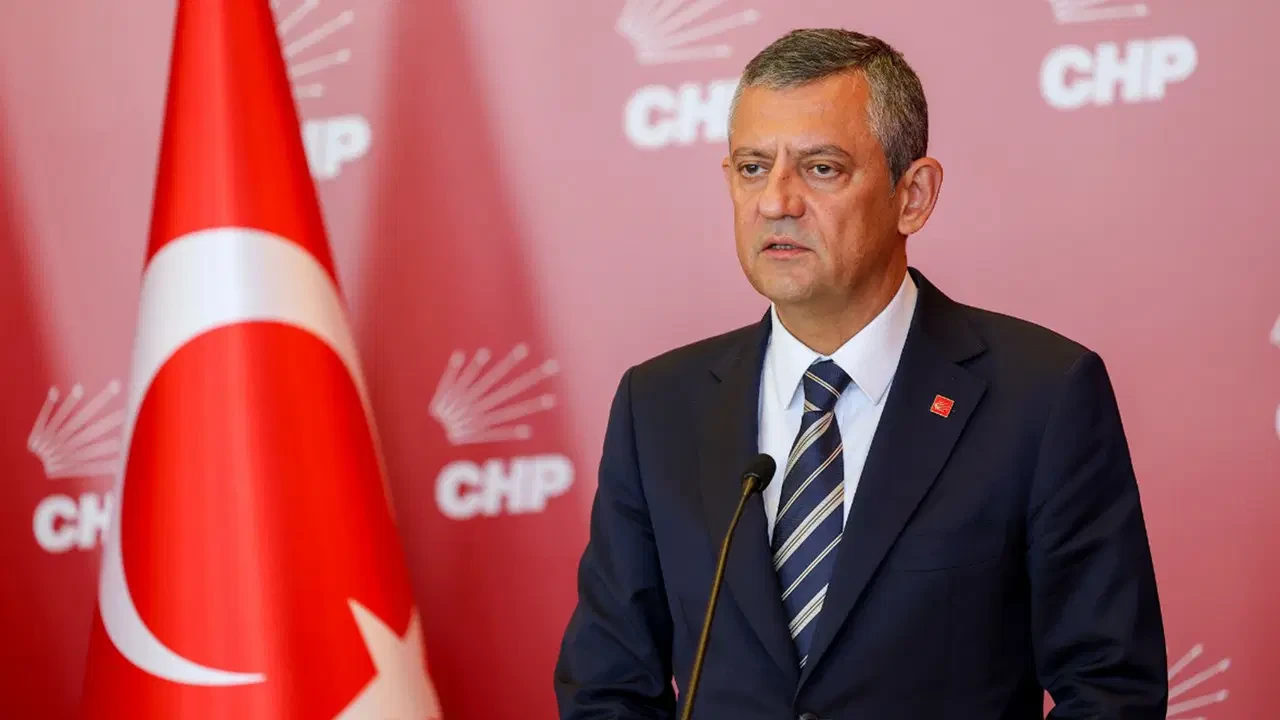 Özgür Özel’in Yeni Parti Planı Zora mı Girdi? CHP Kulislerinde Dikkat Çeken İddia