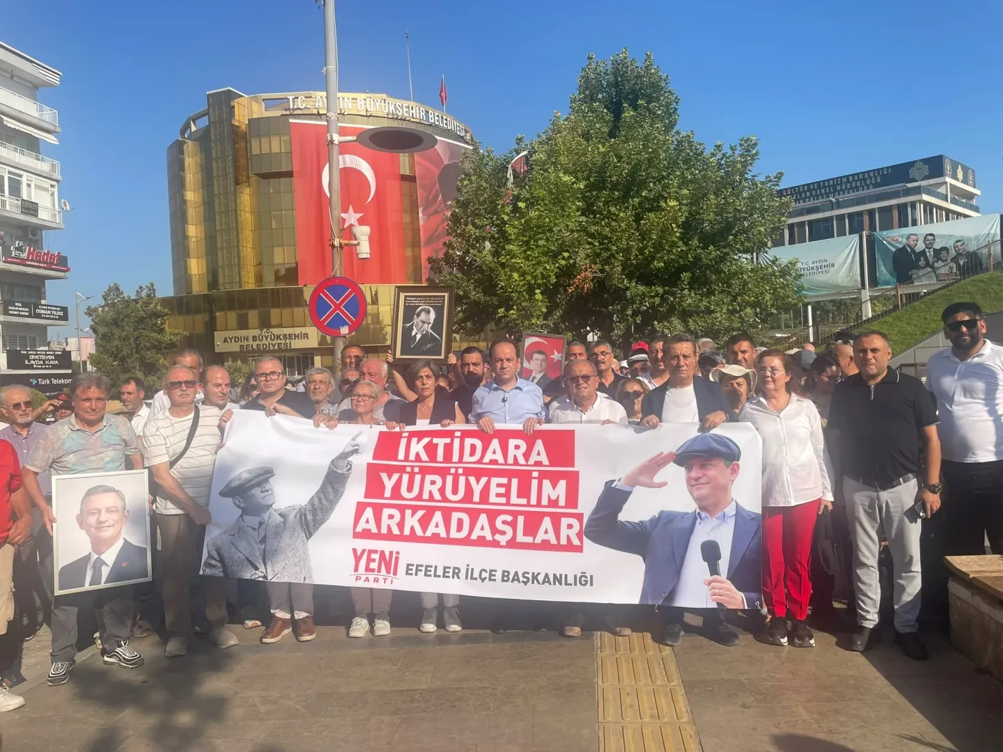 CHP Efeler İlçe Başkanı Kaan Erçetin, yönetim kurulu üyeleriyle birlikte partiden istifa ettiğini açıkladı.