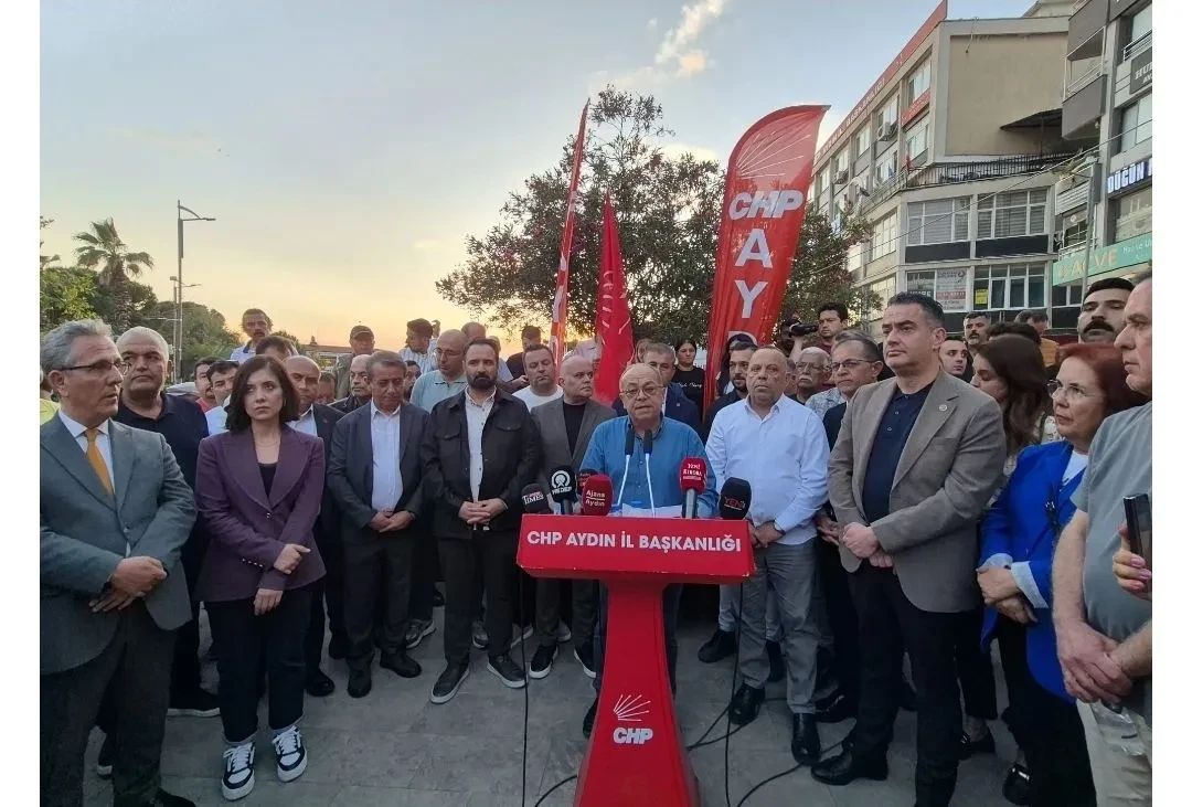 Aydın’da 10 ilçe belediye başkanı, partilerinden istifa ederek Özgür Özel’in kurduğu Yeni Parti saflarına katılacaklarını açıkladı.