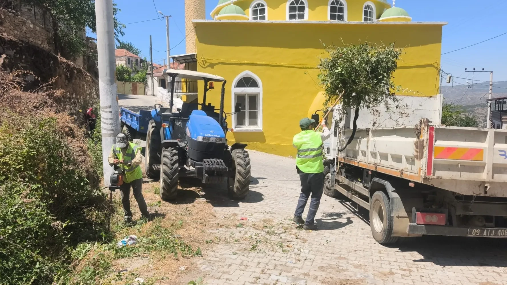 Aydın Büyükşehir Belediyesi’nden Karpuzlu’da Yeşil Alanlara Kapsamlı Bakım Çalışması